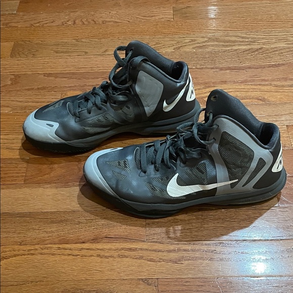 Nike Men's Gray/White Hyper Aggressor Air Max size 10 Athletic Shoes - Picture 2 of 8